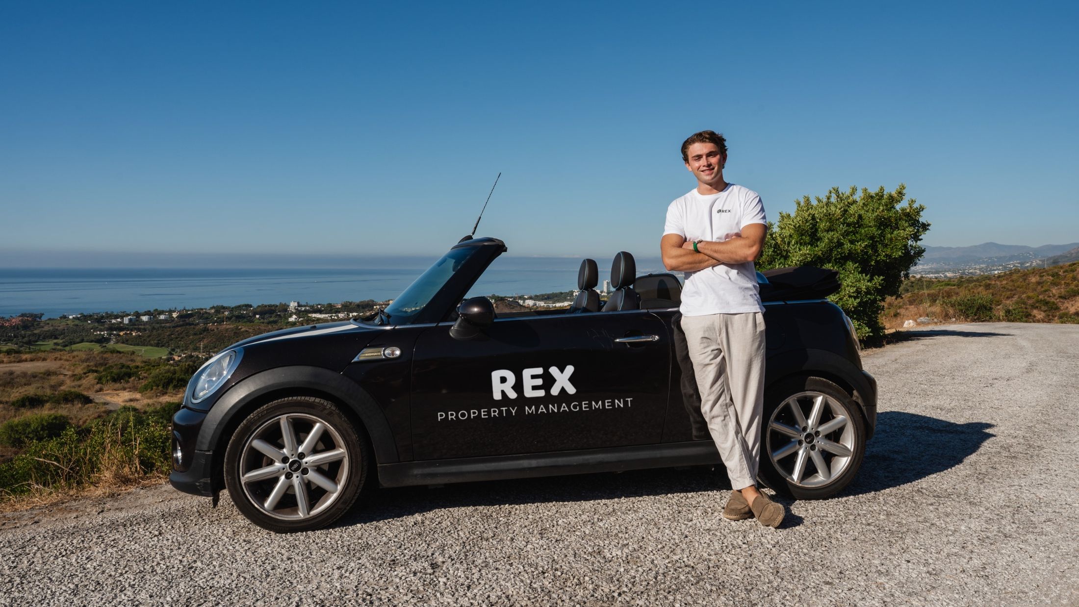 Daan Tiné, fundador de REX, junto al coche de REX sobre la Costa del Sol